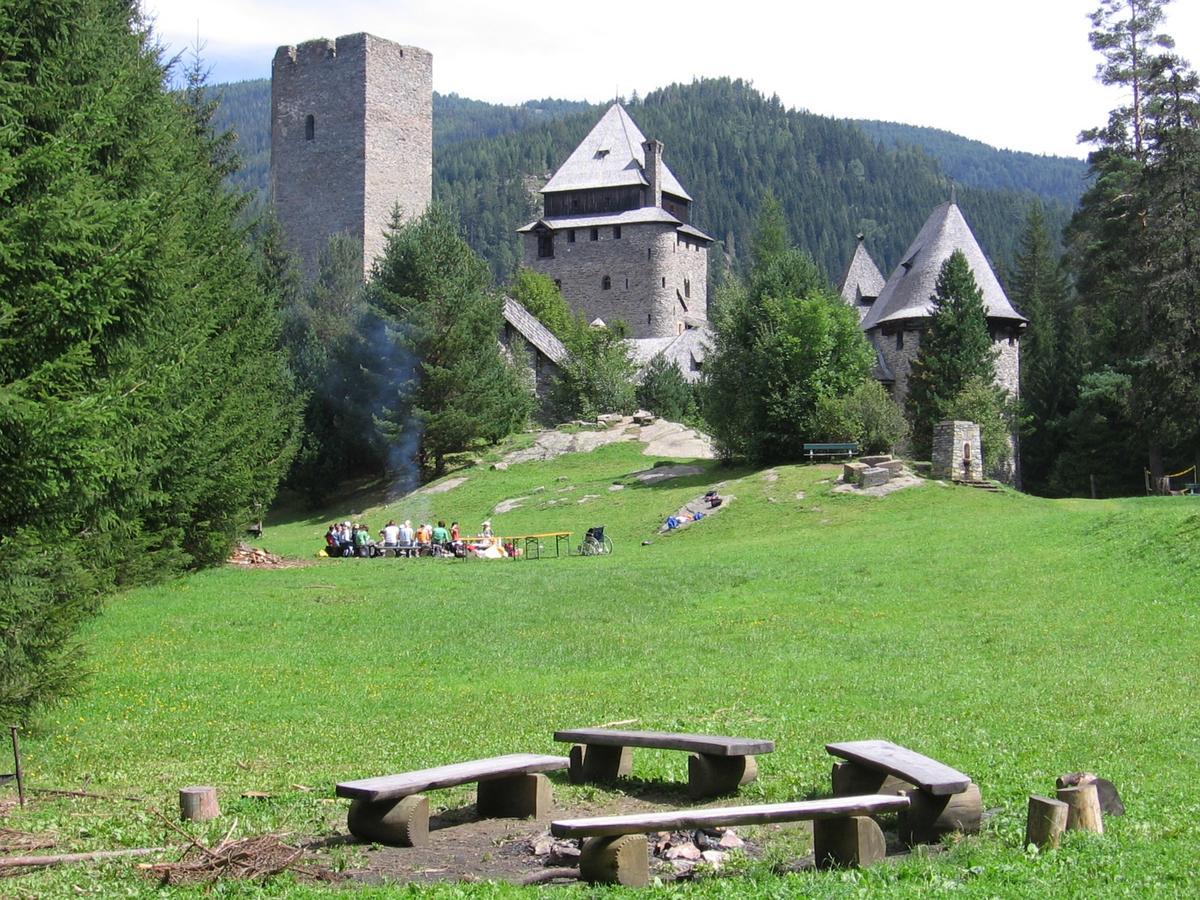 A Pousada Burg Finstergrun Ramingstein Exterior foto